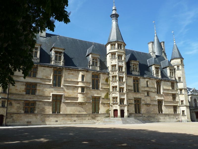 p1170240.jpg      11/05/2015 15:18     4721ko     le chateau de Nevers  façade  coté de la Loire