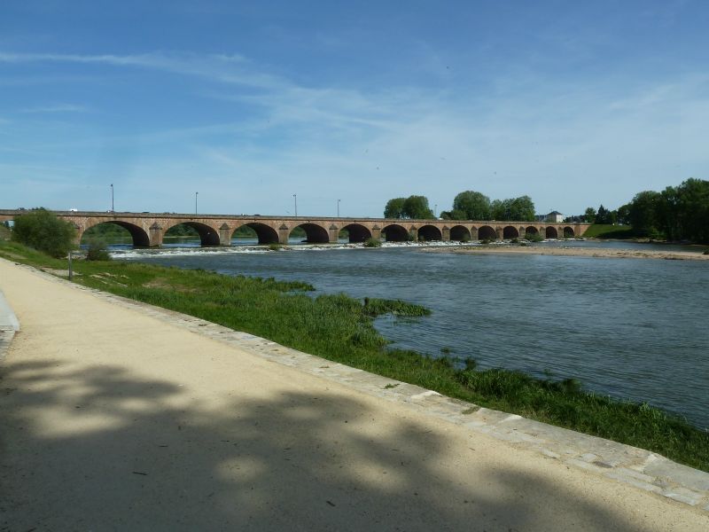 p1170245.jpg      11/05/2015 15:39     4812ko     Pont sur la LOIRE à Nevers