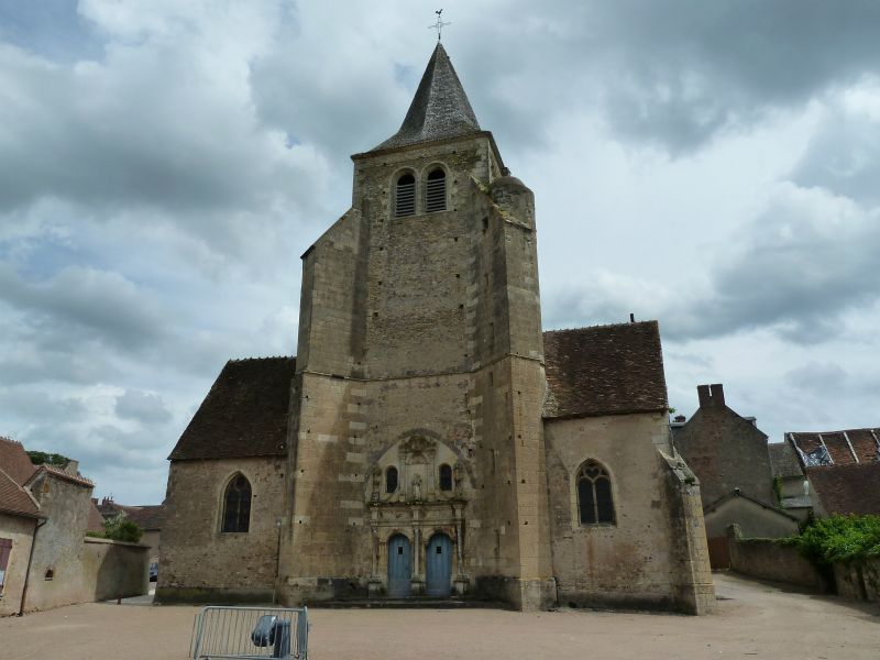 p1170352.jpg      14/05/2015 14:03     4723ko     Ainay-le-Chateau , Eglise massive 'St Etienne'