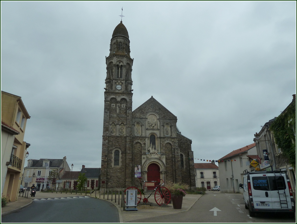 VX-P1280202.jpg      04/09/2019 13:58 ..  ST-FIACRE sur Maine : l' EGLISE