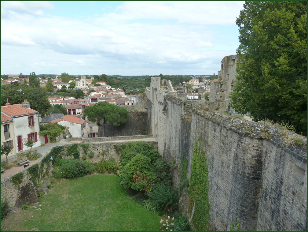 VX-P1280222.jpg      05/09/2019 15:51 ..  CLISSON vue sur la ville basse