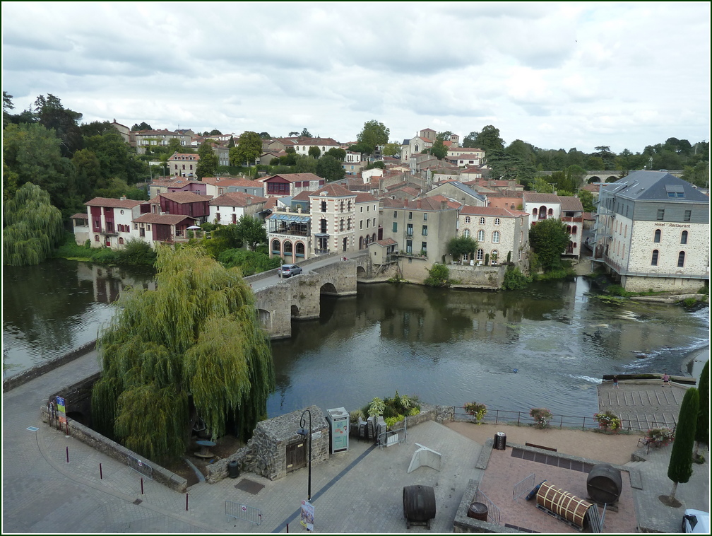 VX-P1280237.jpg      05/09/2019 16:11 ..  CLISSON le Pont romain et vue sur Riviere