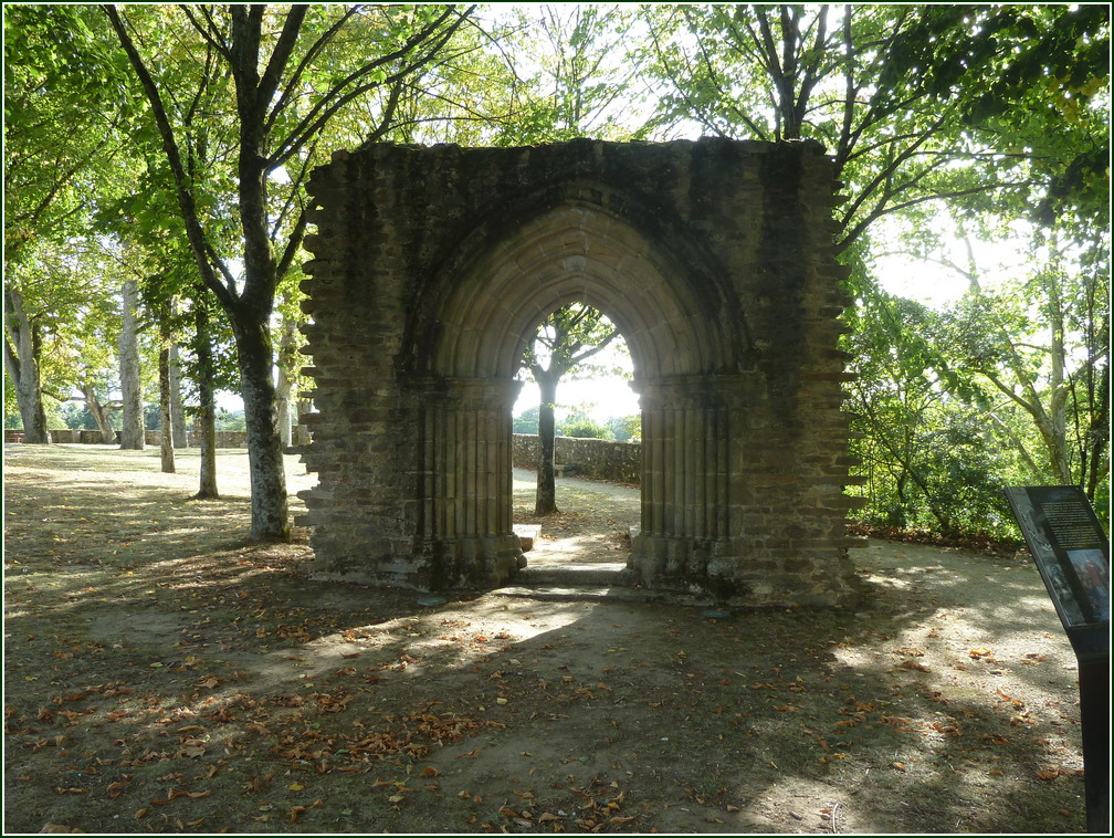 VX-P1280253.jpg      06/09/2019 17:19 ..  MONTAIGU un ancien porche d'eglise dans le parc public