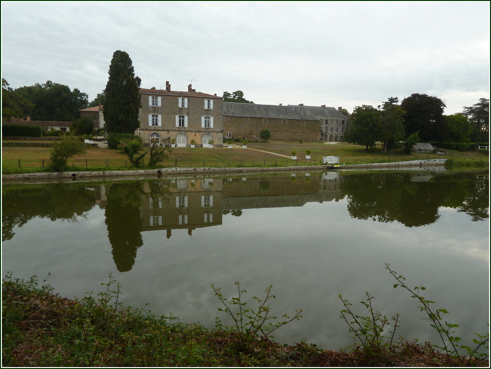 VX-P1280298.jpg      09/09/2019 07:38 ..  Chateau du Parc SOUBISE ( 6eme jour )