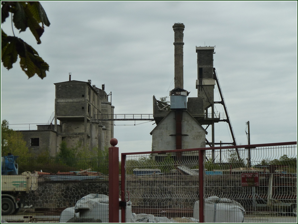 VX-P1280303.jpg      09/09/2019 10:58 ..  vieille USINE lugubre à Mouchamps ?