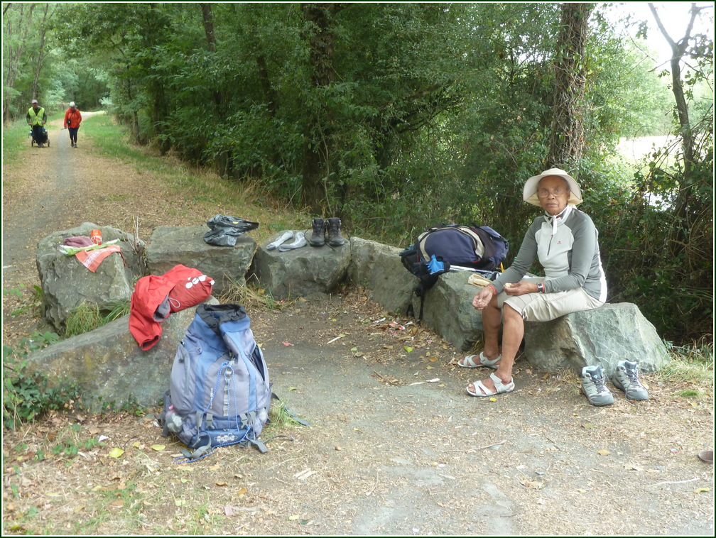 VX-P1280305.jpg      09/09/2019 12:23 ..  pic-nic sur le chemin , ancienne voie de Chemin de Fer avant CHANTONNAY