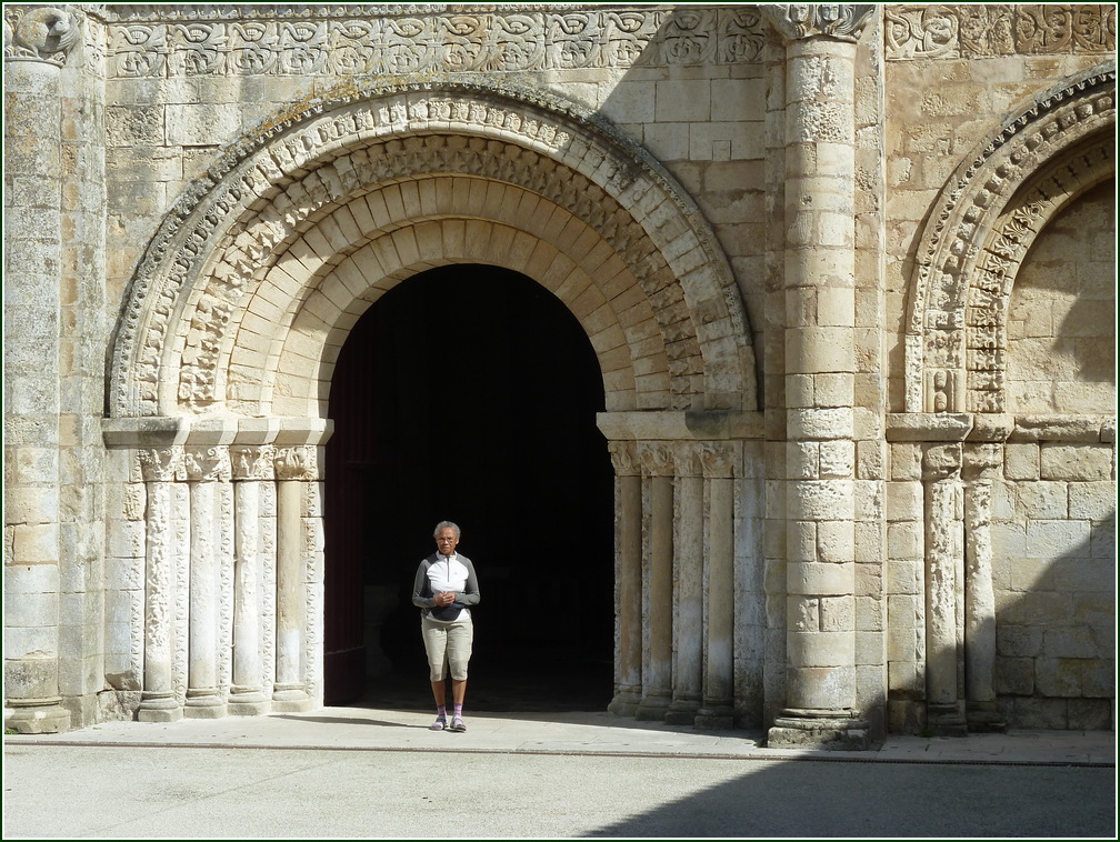 VX-P1280365.jpg      12/09/2019 15:23 ..  Porche de l'Abbaye de NIEUL (ou de l'Eglise)