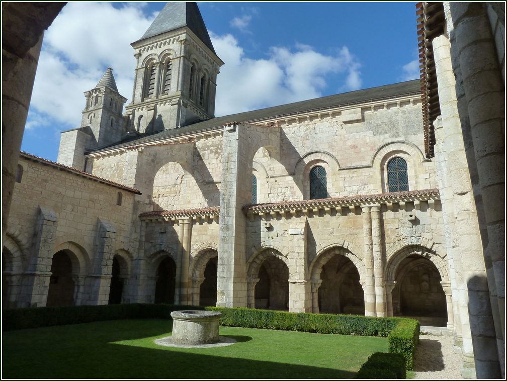 VX-P1280383.jpg      12/09/2019 15:56 ..  le CLOITRE de l'Abbaye de NIEUL