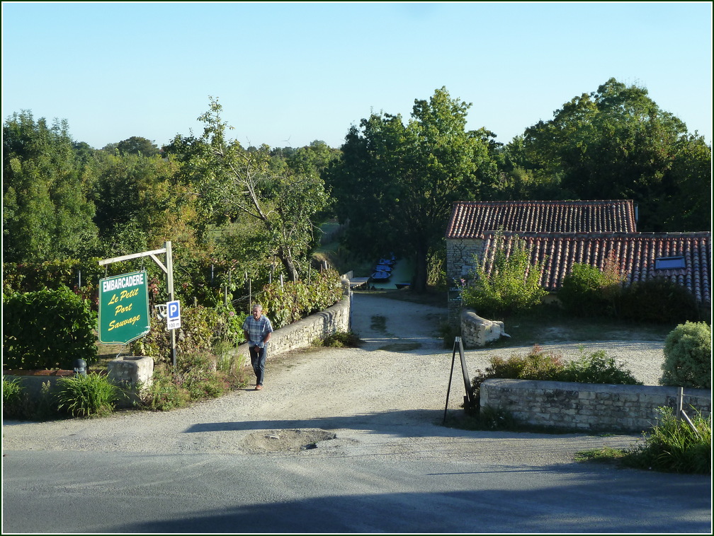 VX-P1280403.jpg      13/09/2019 08:41 ..  debut du MARAIS POITEVIN , embarcadere pour touristes