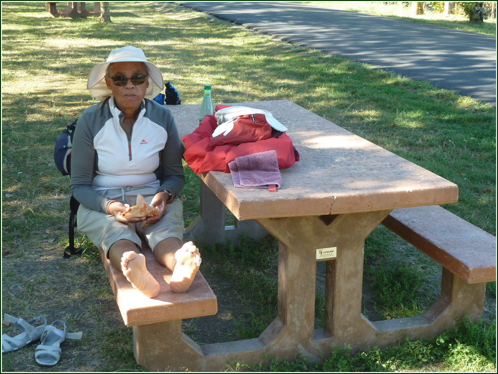 VX-P1280418.jpg      13/09/2019 10:22 ..  repas sur un banc en bordure de MAILLE , juste avant