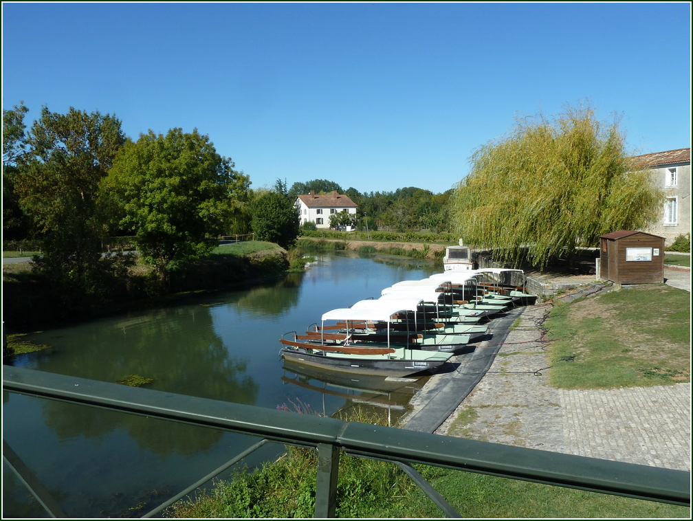 VX-P1280427.jpg      13/09/2019 11:06 ..  un large canal et des barques pour touristes