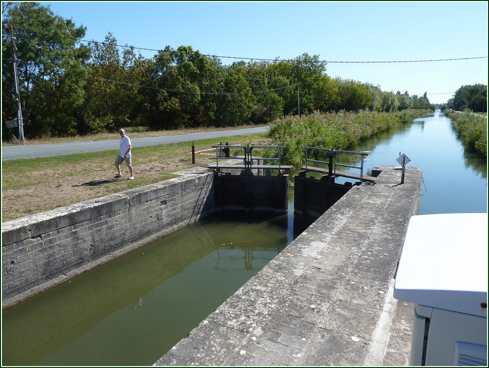 VX-P1280432.jpg      13/09/2019 12:00 ..  une Ecluse sur un canal navigable (un nateau attend)