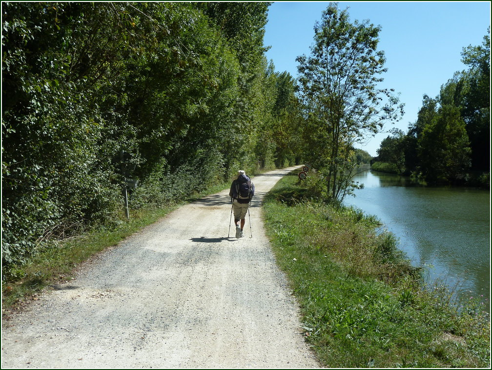 VX-P1280437.jpg      13/09/2019 13:48 ..  interminable chemin de halage le long du Canal du MIGNON