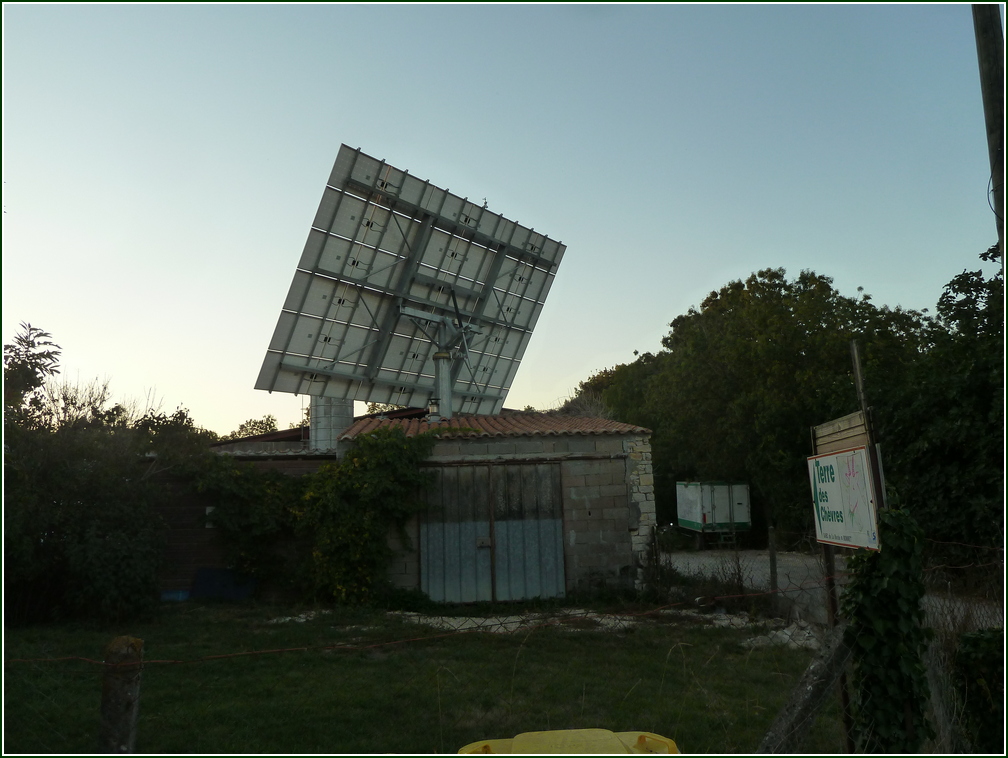 VX-P1280441.jpg      13/09/2019 19:25 ..  au Hameau LA ROCHE : enormes panneaux solaires orientables !