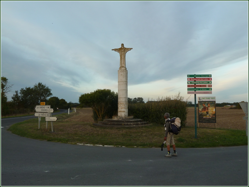 VX-P1280447.jpg      14/09/2019 07:20 ..  beau Calvaire juste avant ST-HILAIRE-La-Palud