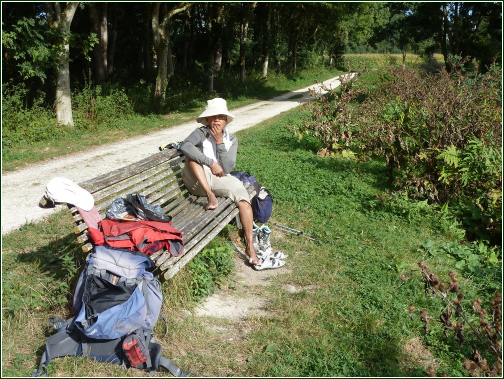 VX-P1280465.jpg      14/09/2019 10:07 ..  ouf !  un banc pour le repos du Pelerin !