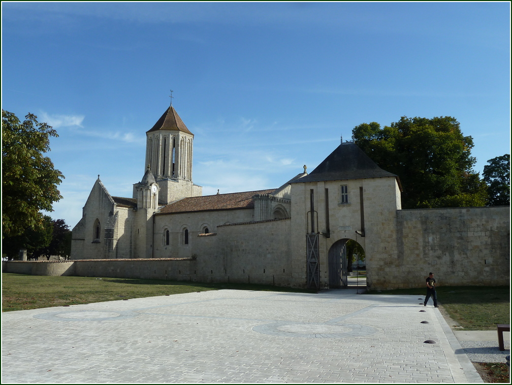 VX-P1280475.jpg      14/09/2019 16:43 ..  Eglise et Parc de SURGERES