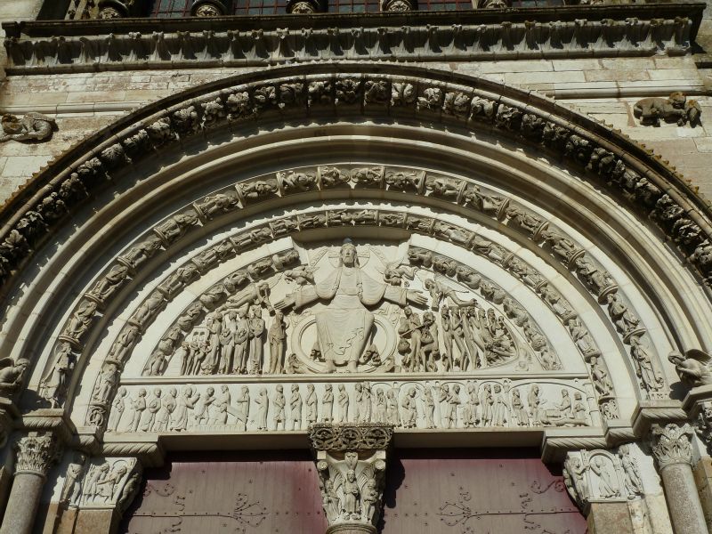 p1170025.jpg      06/05/2015 18:07     5113ko     VEZELAY , Scuptures du Tympan  : Christ sur son trone