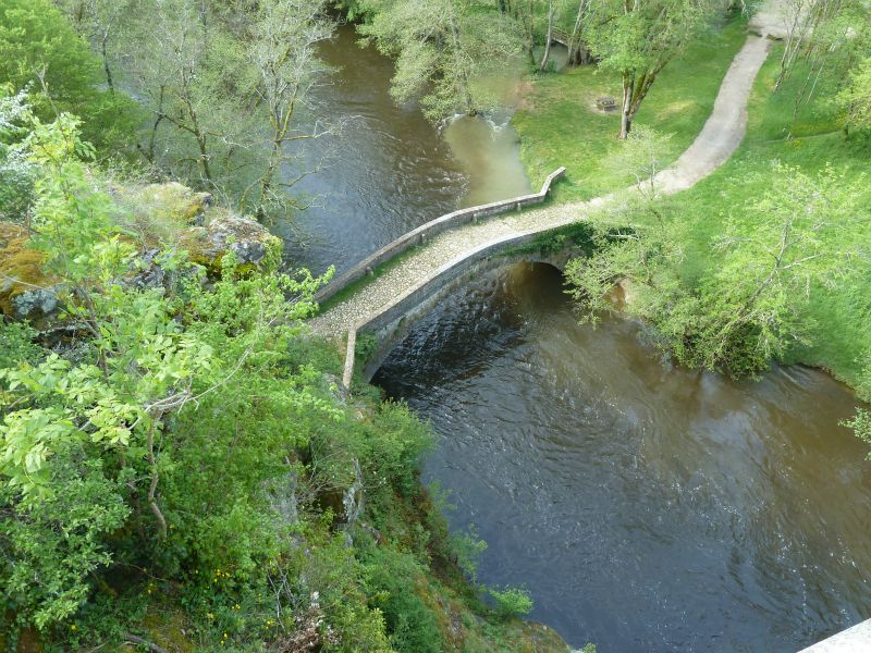 p1170044.jpg      07/05/2015 09:47     4852ko     petit pont à Pierre Perthuis  §MMDD02S