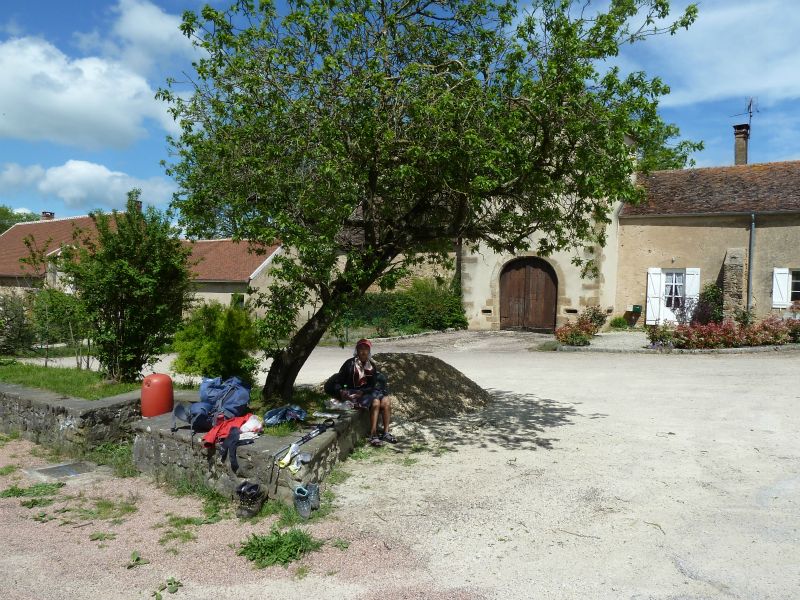 p1170050.jpg      07/05/2015 11:02     5011ko     arrêt devant la Ferme - Chateau 500m avant Domecy-sur-Cure.  §MMDD03S