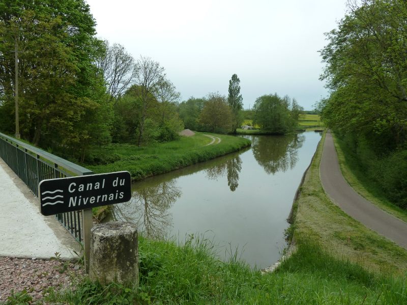 p1170097.jpg      08/05/2015 10:47     5147ko     Canal du Nivernais (qui longe l'Yonne) à Chitry les Mines  §MMDD07S