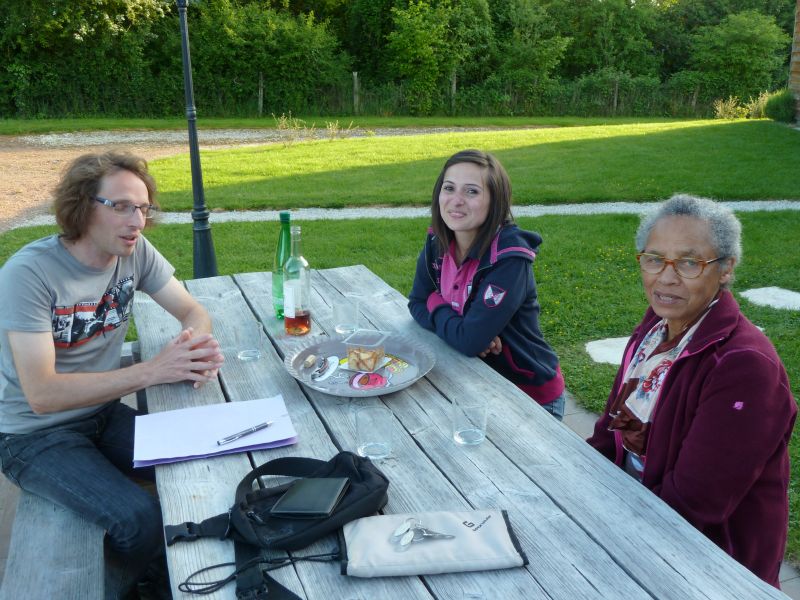 p1170183.jpg      10/05/2015 19:13     5033ko     Apéritif avec nos hotes du gite JEUNOT  (Mr Denis Chevrier)  §MMDD14S