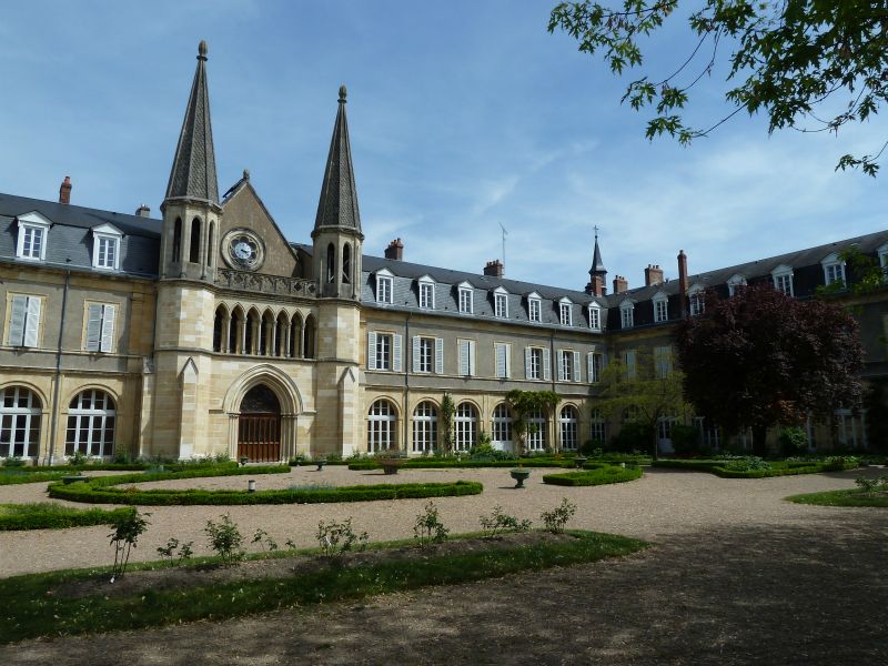 p1170231.jpg      11/05/2015 14:30     5051ko     le batiment principal de l'Espace Bernadette à Nevers