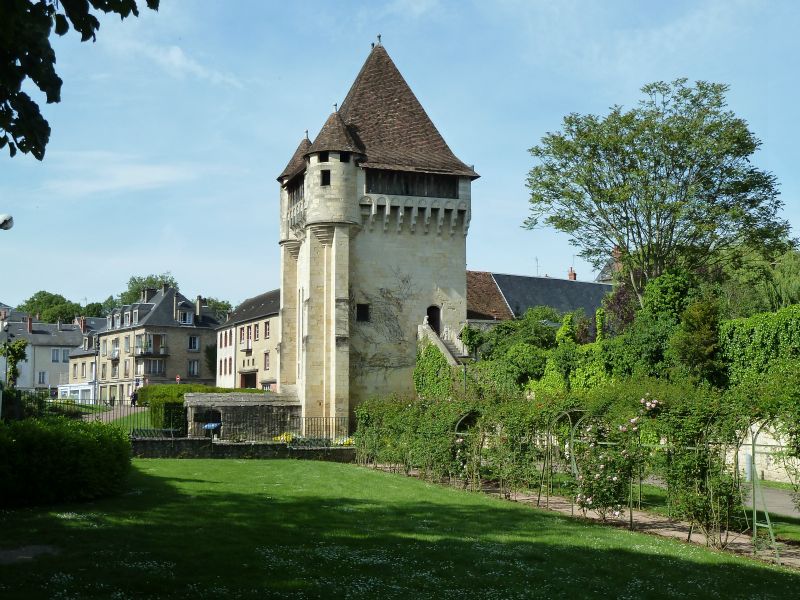 p1170246.jpg      11/05/2015 15:56     4753ko     restes des remparts de Nevers et belle tour de fortification