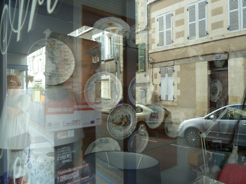 p1170251.jpg      11/05/2015 16:51     4881ko     Assiettes de FAIENCE dans la vitrine d'un magasin à Nevers.