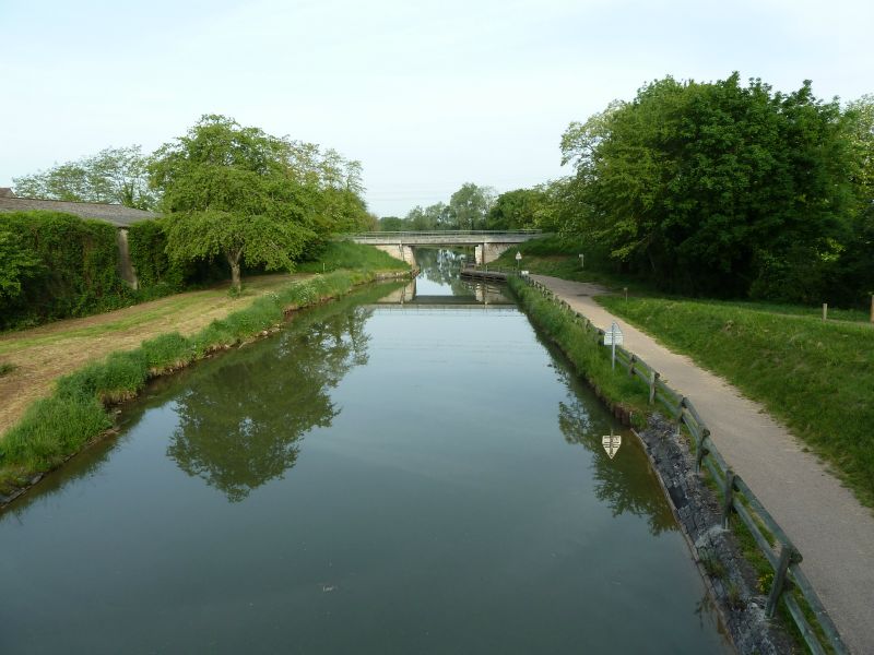 p1170254.jpg      12/05/2015 07:17     4992ko     le CANAL latéral à la Loire au Sud de Nevers (avant CHALLUY §MMDD16S)
