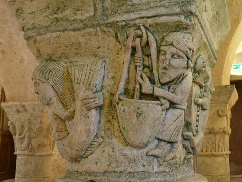 p1170271.jpg      12/05/2015 12:47     5180ko     exemple de chapiteau sculpté dans cette crypte : splendides !