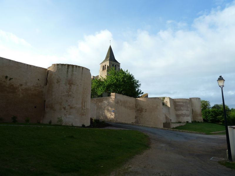 p1170369.jpg      15/05/2015 07:25     4378ko     les REMPARTS d'Ainay le Chateau  §MMDD25S