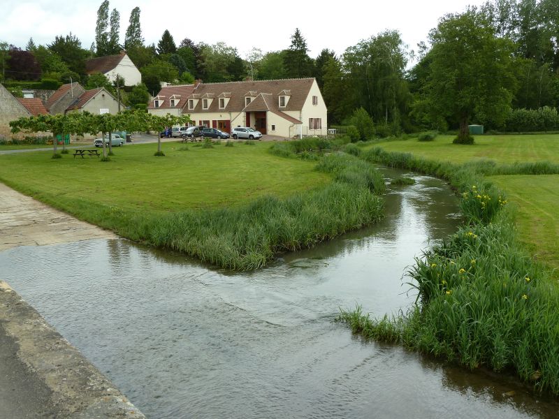 p1170399.jpg      15/05/2015 15:18     4694ko     belle vue générale sur BOUZAIS : place, pelouse, rivière, gué pour tracteurs