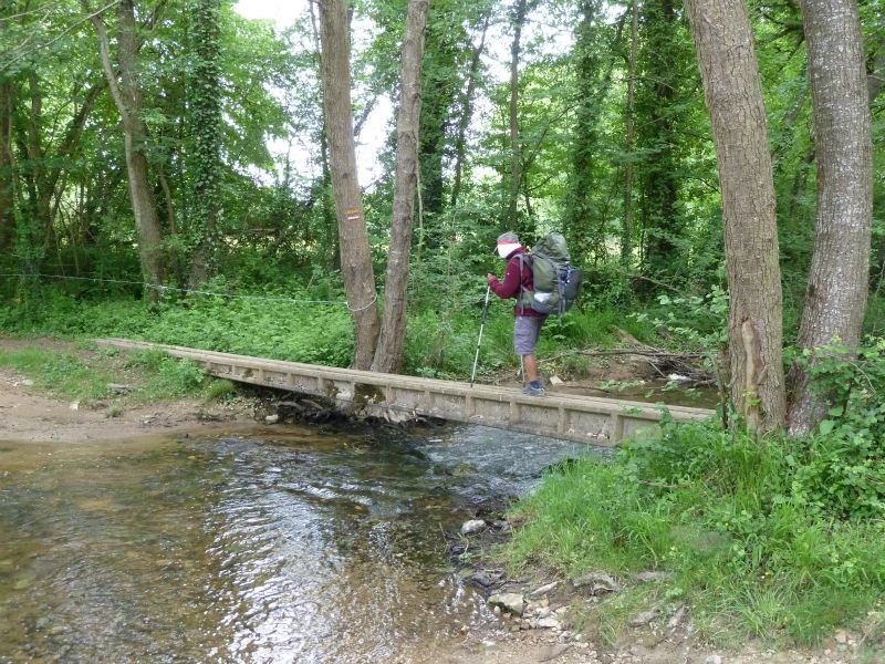 p1170415.jpg      16/05/2015 10:52     5181ko     passerelle sur poteau typique vers le Moulin de Méséreau §MMDD30S