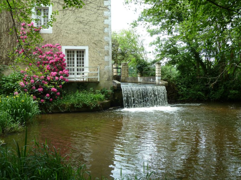 p1170416.jpg      16/05/2015 10:52     5015ko     ce Moulin de Méséreau , sur rivière L'Arnon