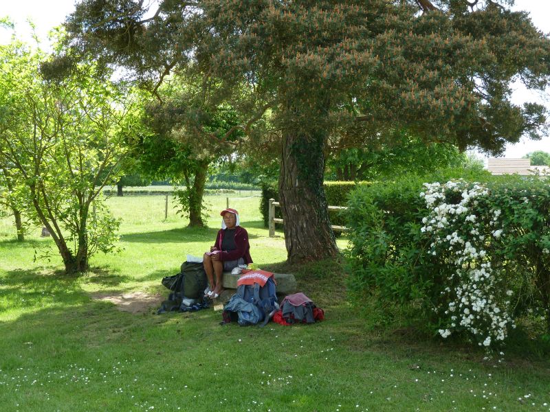 p1170419.jpg      16/05/2015 12:25     4778ko     picnic sur un banc de pierre à LA BOURGEOISIE  §MMDD30S