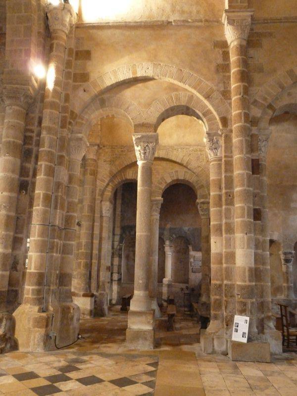 p1170445.jpg      17/05/2015 09:28     4409ko     intérieur de l'église de Chateaumeillant