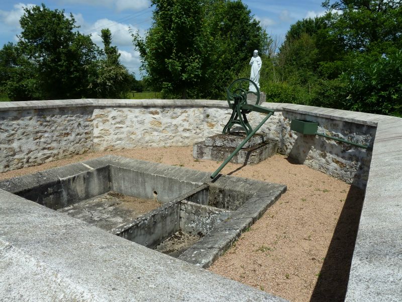 p1170468.jpg      17/05/2015 11:46     4924ko     très ancien LAVOIR 'Ste-Solange' à la Chaule des Bois / ou Orme Guérin §MMDD34S