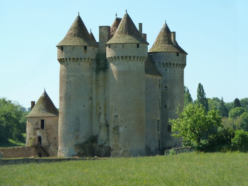 p1170517.jpg      18/05/2015 10:18     5017ko     le Chateau de SARZAY et ses 4 tours massives §MMDD36S