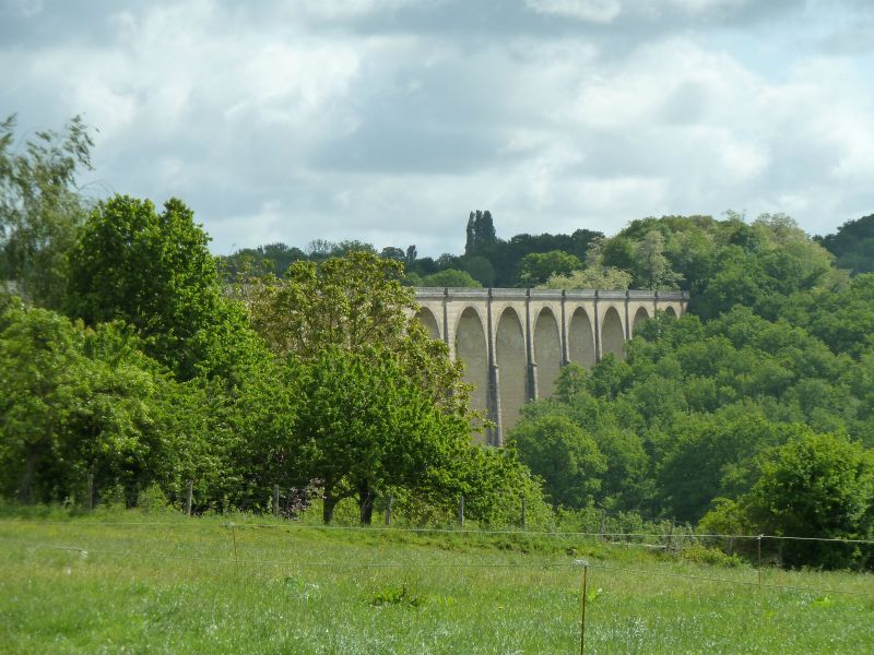 p1170582.jpg      19/05/2015 09:51     5217ko     ce viaduc, vue d'en bas depuis Neuville