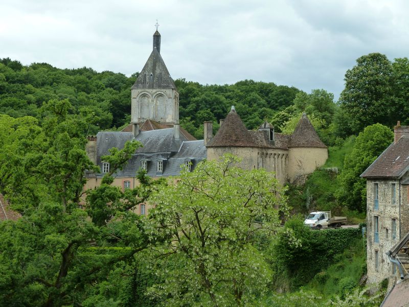 p1170590.jpg      19/05/2015 13:53     4886ko     Eglise et Chateau de GARGILESSE §MMDD39S