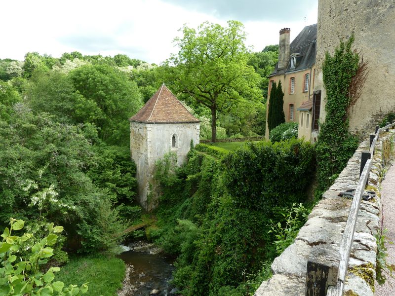 p1170619.jpg      19/05/2015 15:41     5053ko     vue des maisons au bord de la falaise bordant la rivière 'La Gargilesse'