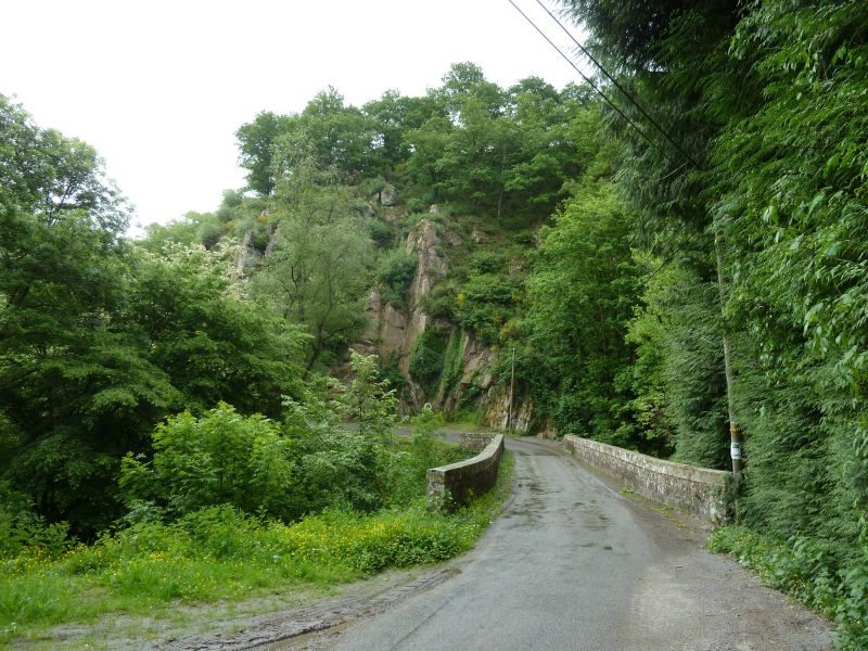 p1170659.jpg      20/05/2015 14:22     4865ko     début de la route qui monte à CROZANT (pont sur la Sedelle) §MMDD02T