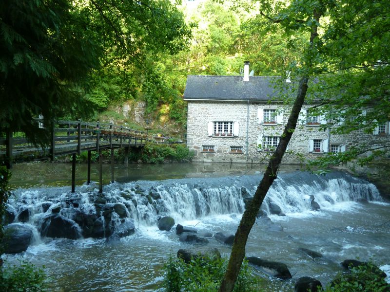 p1170714.jpg      21/05/2015 07:24     4790ko     la Sedelle au Moulin de la Folie (chute d'eau)  §MMDD02T