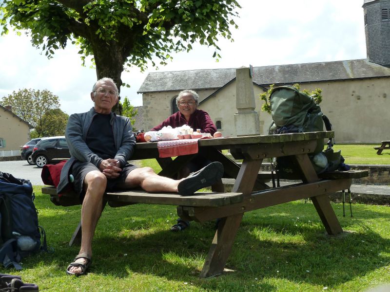 p1170914.jpg      24/05/2015 11:29     5078ko     nous deux , arrêt picnic sur la placette et le banc du CHATELET