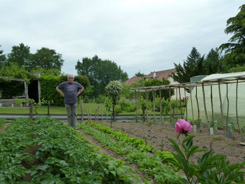 p1170968.jpg      25/05/2015 08:19     5242ko     l'ex-gendarme , jardinier , avec lequel nous avons longuement discuté à CHIGOT