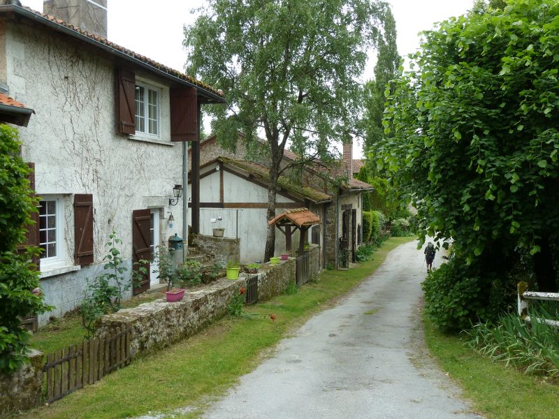 p1170987.jpg      25/05/2015 10:27     4759ko     charmante petite rue à AUREIL, évoquant un paysage anglais