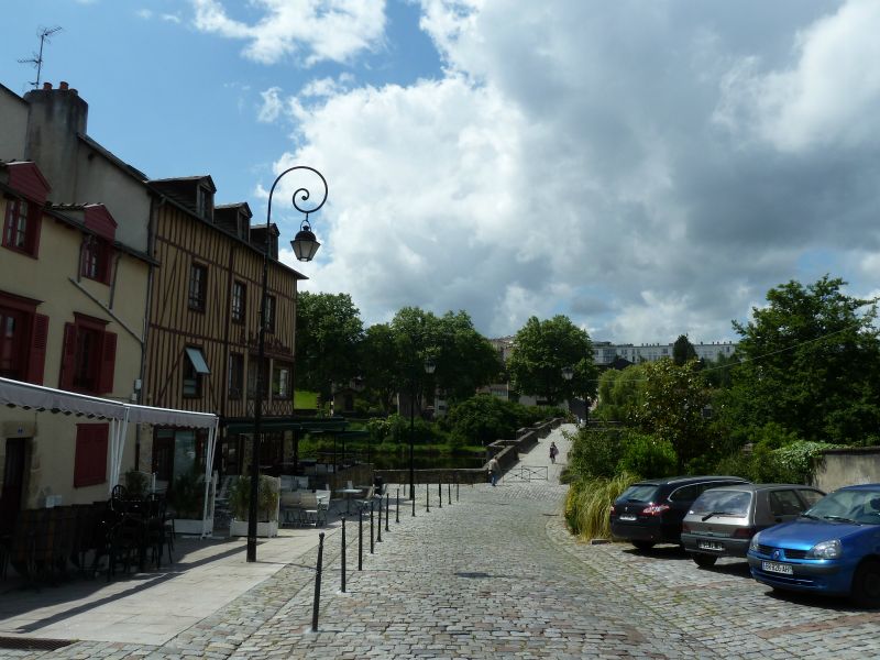 p1180015.jpg      25/05/2015 14:25     4914ko     dans LIMOGES, descente vers le Pont ST-ETIENNE , sur la VIENNE